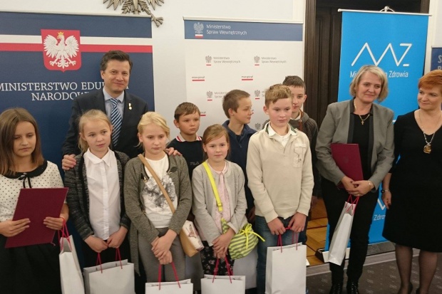 Zwycięzcy konkursu „Wy(ko)miksuj się z dopalaczy”. Fot. RPD Senat: gala finałowa konkursu „Wy(ko)miksuj się z dopalaczy”