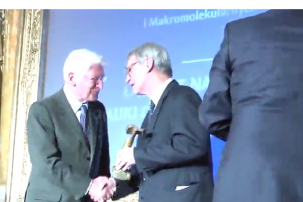 Prof. Penczek odebrał nagrodę FNP. Fot. prscr Nagroda FNP za polimery biodegradowalne