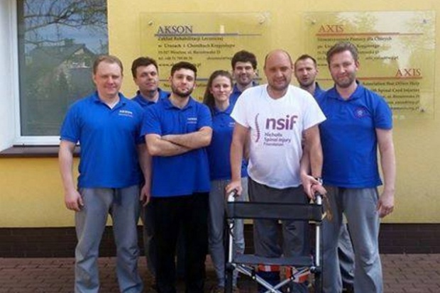Pacjent Dariusz Fidyka i "ekipa, która postawiła go na nogi". Fot. D. Fidyka/Facebook Pacjenci do regeneracji rdzenia kręgowego poszukiwani