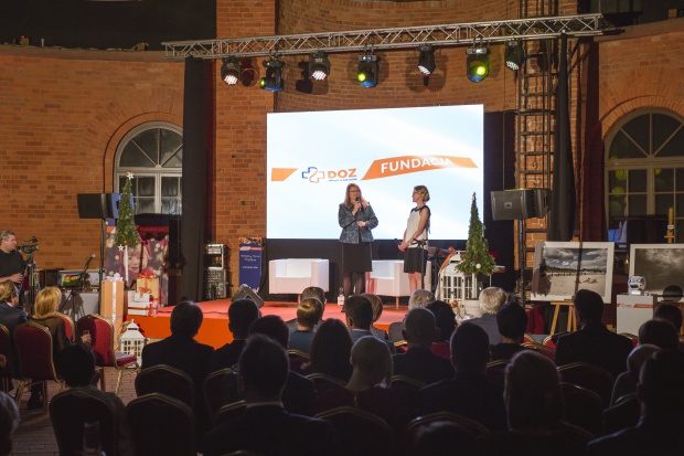 Organizowane od sześciu lat przez Fundację wieczorne spotkania dobroczynne każdego roku gromadzą przedstawicieli środowisk biznesu, farmacji, medycyny, nauki i kultury. Prezent od Mikołaja dla podopiecznych Domów Samotnej Matki