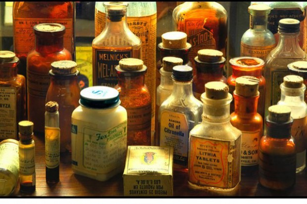 Przez kilka stuleci dworskie apteczki domowe odgrywały niezwykle ważną rolę Z historii farmacji, czyli apteczki domowe w dawnych dworach szlacheckich