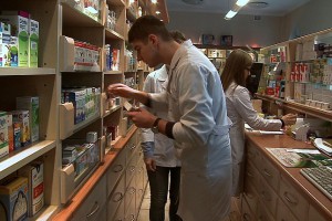 Rozwiązaniem opisanego problemu byłaby zmiana kategorii dostępności tych leków z OTC na wydawane z przepisu lekarza (Fot. Archiwum) MZ: te leki na przeziębienie powinny być na receptę