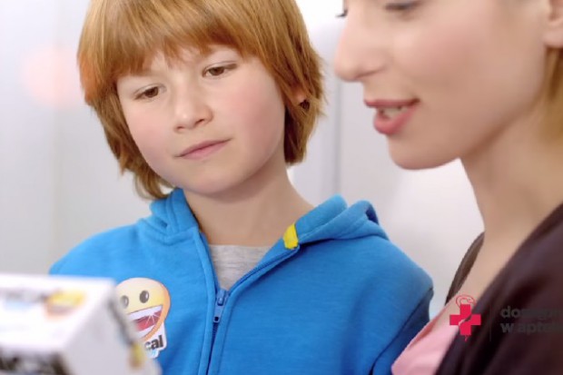 Zespół Orzekający dopatrzył się w przedmiotowej reklamie naruszenia art. 8 Kodeksu Etyki Reklamy (fot. You Tube) Rada Reklamy: kolejny spot farmaceutyku do poprawki