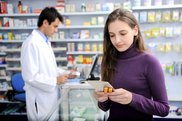 Dzięki tej zmianie poprawi się bezpieczeństwo pacjentów, ponieważ będą wiedzieć, że rozmawiają z osobą fachową (magistrem farmacji), a nie pomocniczą (technikiem farmaceutycznym) - zauważa wnioskodawca (fot. archiwum) MZ: nie będzie ingerencji w sposób ubierania się w aptece