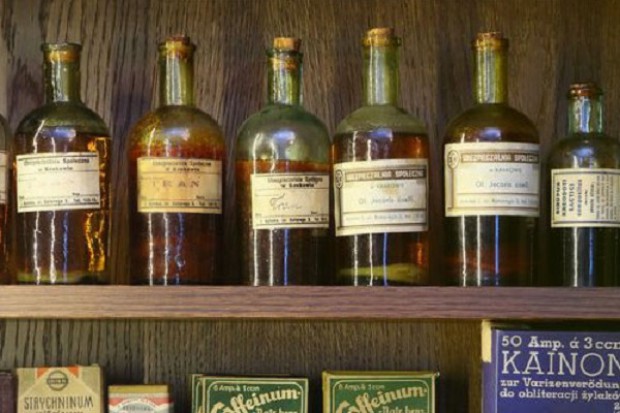 Alchemia w XV i XVI w. zajmowała się zastosowaniem substancji chemicznych w leczeniu Alchemia i dawna medycyna na wystawie w Nowym Sączu