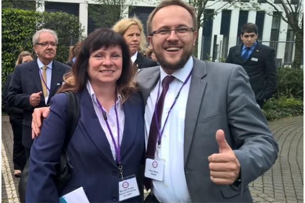 Dr n. farm. Mariola Drozd i mgr farm. Piotr Merks (Dyrektor ds. Rozwoju Aegate Limited Polska) Badanie autentyczności produktów leczniczych w polskich aptekach ogólnodostępnych i szpitalnych