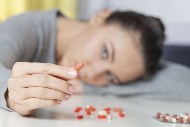 Przepisy w prawie farmaceutycznym ograniczą zjawisko odurzania się lekami? Młodzież zastępuje dopalacze lekami