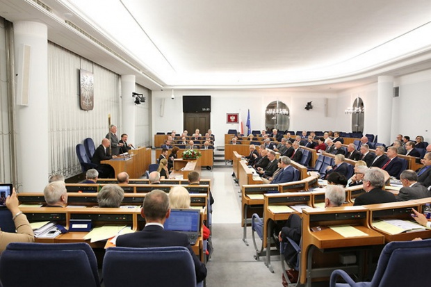 Farmaceuci, fizjoterapeuci, diagności laboratoryjni i inni pracownicy medyczni z wyższym wykształceniem mają zarabiać minimum 5,3 tys. zł (jeśli mają specjalizację) lub 3,7 tys. zł (jeśli jej nie mają) Senatorowie poparli minimalne wynagrodzenia
