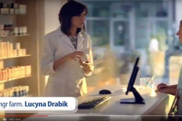 Kontrowersyjną reklamą zajmie się rzecznik odpowiedzialności zawodowej. Fot. prscr Farmaceutka w reklamie: sprawę zbada rzecznik odpowiedzialności zawodowej