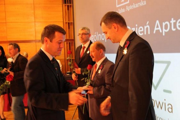 Dariusz Smoliński odbiera srebrny Krzyż Zasługi. Fot. NIA Dariusz Smoliński sekretarzem NRA