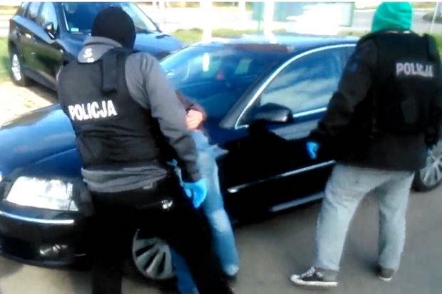Funkcjonariusze zabezpieczyli amfetaminę oraz kilkadziesiąt paczek zawierających substancje, które są obecnie badane przez ekspertów (fot. archiwum) CBŚP rozbiła grupę handlarzy dopalaczami