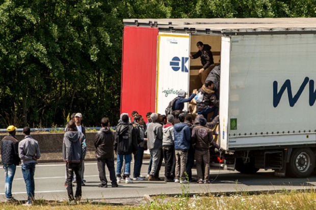 Problem imigrantów wpływa na transport Calais: imigranci próbowali dostać się do ciężarówki wiozącej leki
