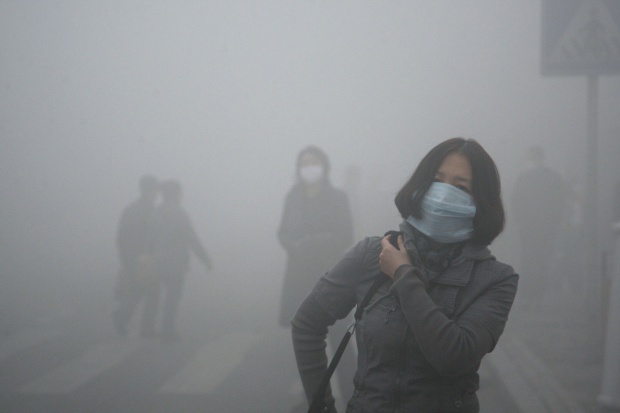 W Pekinie przedłużono alert smogowy Pekin: władze walczą ze smogiem. Alert przedłużony