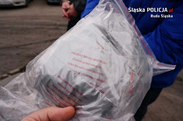 Rudzka policja zatrzymała handlarza dopalaczami. Fot. KMP Ruda Śląska Ruda Śląska: przechwycono 300 porcji dopalaczy