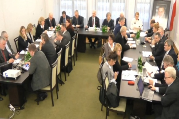 Senacka Komisja Zdrowia wysłuchała omówienia sytuacji ekonomicznej aptek w Polsce. Fot. prscr KZ Senat: należy od nowa zbudować pozycję aptek i farmaceutów