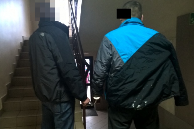 Sprawca zasnął w sklepie, z którego chciał włamać się do apteki. Fot. KRP Warszawa Bemowo. Warszawa: nie okradł apteki, bo zasnął w trakcie włamania
