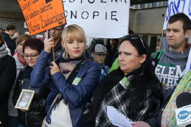Dorota Gudaniec podcza pikiety w obronie dra Marka Bachańskiego (foto PAP) Brakuje aptek, które mogą sprowadzać medyczną marihuanę