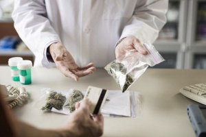Marihuana: kiedy może pomóc, kiedy zaszkodzić