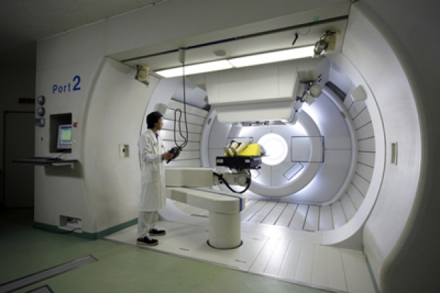Leczenie polega na skierowaniu wiązki protonów z dokładnością do pół milimetra w raka i rozerwaniu nici DNA nowotworu, bez naruszenia zdrowej tkanki (fot. archiwum) Otwarcie centrum kosztowało blisko 300 mln zł. Jest niewykorzystane