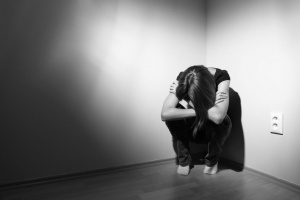 W badaniu przeprowadzonym przed pandemią nieco ponad 16 proc. ankietowanych osób w wieku 18-34 lat przejawiało wysoki poziom nasilonego smutku i przygnębienia o klinicznie istotnym nasileniu, a w czasie pandemii odsetek osób doświadczających takich dolegliwości jest ponad dwukrotnie większy i wynosił blisko 37 proc. - wynika z raportu (fot. archiwum) Badanie: pandemia wzmogła poziom depresji i lęku