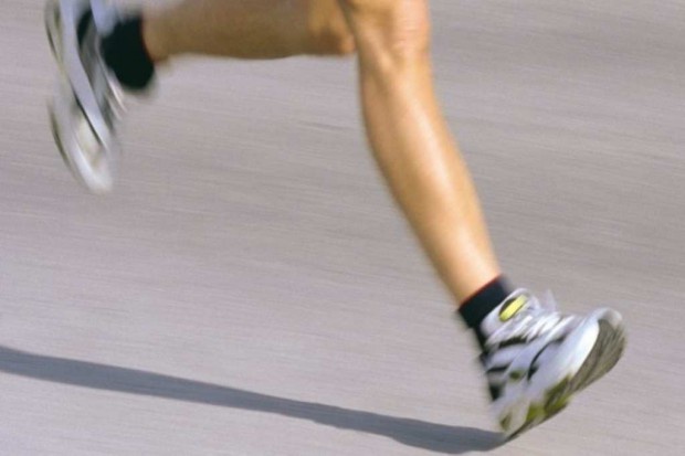 Aby obniżyć ryzyko zachorowania na raka nie trzeba wcale biegać w maratonach, wystarczy nawet niewielkie zwiększenie aktywności, jak zastąpienie windy wchodzeniem po schodach czy przespacerowanie się kilka razy wokół bloku Mniej ruchu = większe ryzyko raka