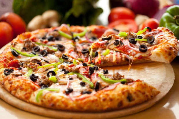 Eksperci zapewniają, że można pozwolić sobie na pizzę raz w tygodniu i dalej chudnąć. Badania: kulinarna uczta receptą na zrzucenie kilogramów
