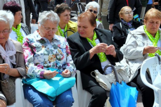 Zmysł węchu jest w przypadku starzejącej się populacji kluczowym aspektem ogólnego zdrowia Dobry węch u kobiet poprawia ich dobrostan społeczny
