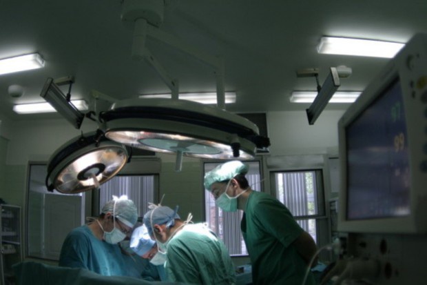 Transplantolog tłumaczy, że przeszczepy dają spektakularną poprawę, leki jedynie spowalniają rozwój choroby. Leki nie wyleczą, to przeszczep ratuje życie