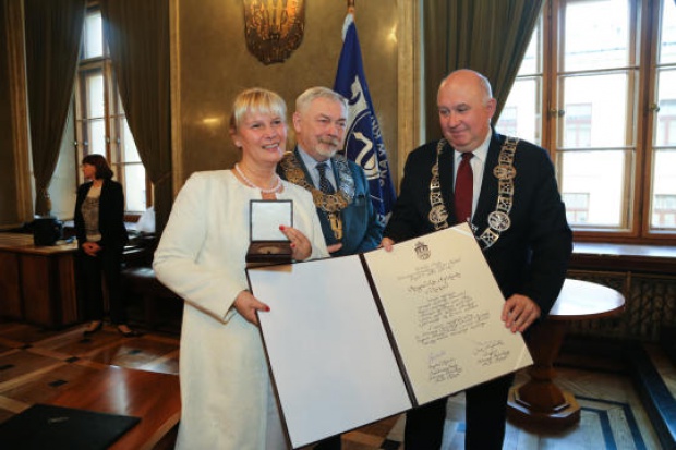Brązowy medal Cracoviae Merenti za zasługi dla miasta Krakowa otrzymała Okręgowa Izba Aptekarska w Krakowie. Cracoviae Merenti dla krakowskiej OIA