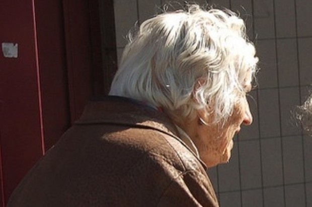 Błyski pobudzają obecne w mózgu komórki odpornościowe, które hamują rozwój choroby Alzheimera. Badania: błyski światła redukują złogi występujące w chorobie Alzheimera