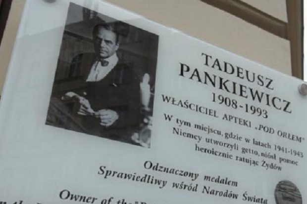 Uczczono pamięć bohaterskiego farmaceuty Kraków: odsłonięto tablicę upamiętniającą Tadeusza Pankiewicza
