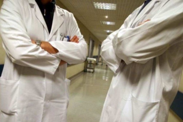 Specjalną ustawą rząd zmusi lekarzy do "wsparcia działań przeciwko pandemii"?