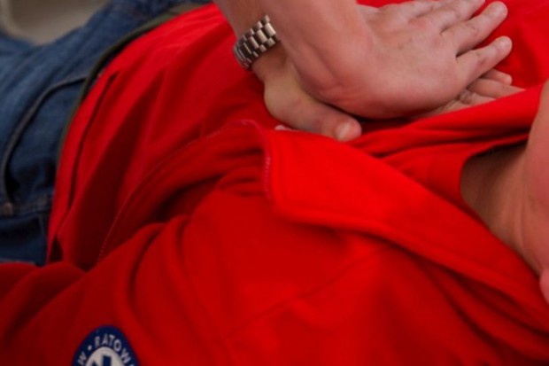 Podczas odśnieżania wzrasta ciśnienie tętnicze krwi, a tempo pracy serca jest wysokie Badania: odśnieżanie przeciąża organizm i prowadzi do zawału