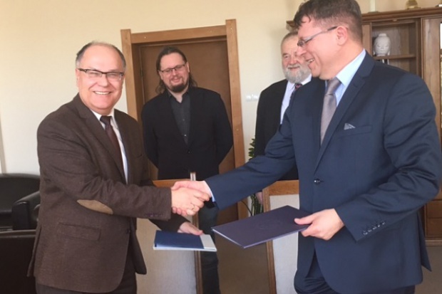 Podczas podpisania listu intencyjnego, Sanofi reprezentował Marek Ruchała, ze strony Uniwersytetu Rzeszowskiego list podpisał prof. Sylwester Czopek Sanofi zaprasza studentów do swojego zakładu na staże i praktyki