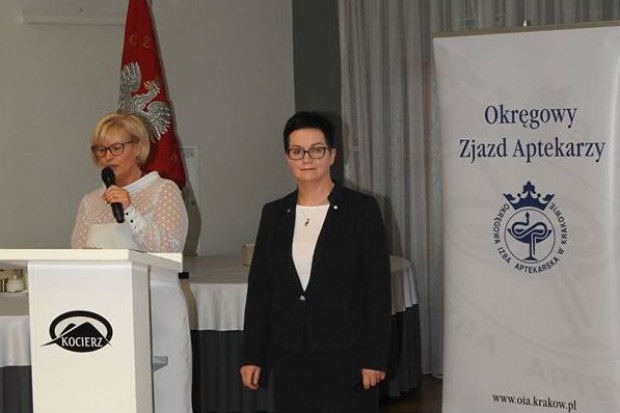 Prezes NRA otrzymała odznaczenie „Laur aptekarski” (Fot. OIA w Krakowie) Zjazd OIA w Krakowie - podjęto uchwały i przyznano odznaczenia