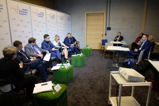 O osobie, która przyjmuje suplement diety, mówimy zgodnie z prawem, że jest osobą niedożywioną. Ktoś, kto bierze lek jest pacjentem. W praktyce wygląda to jednak bardzo różnie - ocenił Marek Tomków, wiceprezes Naczelnej Rady Aptekarskiej (fot. archiwum) Jeżeli firma wydaje ok. 2 mld zł na reklamę suplementu, to mamy dwa miliardy powodów, aby po niego sięgnąć