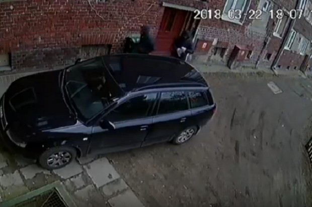 Publikacja nagrania może pomóc w identyfikacji napastników. Na filmie widać dwóch mężczyzn (fot. You tube) Gdańsk: policja z apelem - kto rozpoznaje tych mężczyzn?