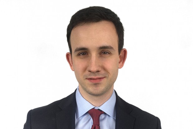 Uzurpowanie sobie przez wojewódzkich inspektorów farmaceutycznych prawa do badania wszystkich przesłanek uzyskania zezwolenia w sytuacji, gdy podmiot prowadzący aptekę zgłasza jedynie zmianę własnej nazwy, niewątpliwie jest zjawiskiem negatywnym i powinno budzić poważne wątpliwości całego środowiska aptekarskiego - uważa prawnik (fot. Fairfield) AdA również dla zezwoleń aptecznych sprzed nowelizacji?
