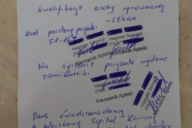 Wiceprezes NRA prezentuje, jak wygląda recepta po adnotacjach dokonanych przez farmaceutę (fot. Twitter) Panie Ministrze, nie idźmy tą drogą