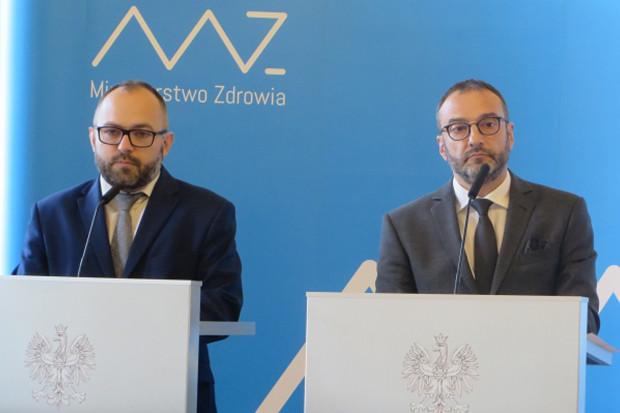Przedstawiciele MZ prezentują zmiany na wykazach refundacyjnych (fot. archiwum) MZ: będzie refundacja alirokumabu, epoprostenolu, pomalidomidu, sekukinumabu i ixekizumabu