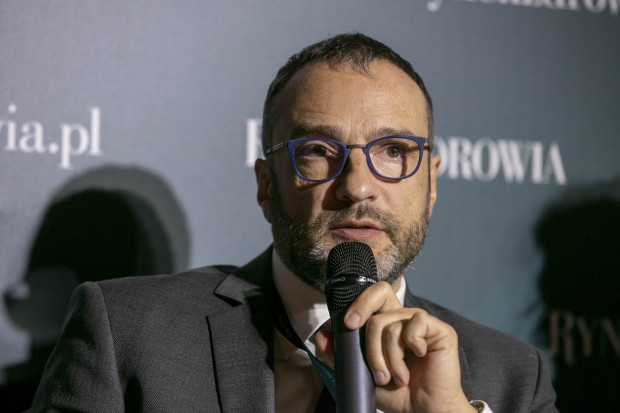 Wiceminister Marcin Czech podczas sesji o opiece farmaceutycznej (fot. archiwum) Opieka farmaceutyczna: jak wyszkolić farmaceutów, by nie bali się odpowiadać na pytania pacjentów
