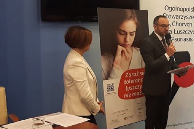 Nadal nie potrafimy rozpoznać łuszczycy myląc ją z atopowym zapaleniem skóry czy egzemą (fot. archiwum) Kampania "Łuszczyca i ŁZS - dość wykluczenia! Zobacz mnie. Nie moją skórę"