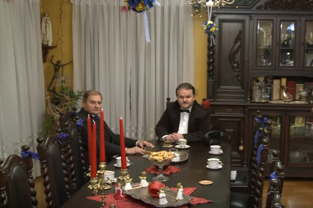 Kadr z nagrania (fot. You Tube) Do rezydencji Don Gisu przyjechał skruszony Zięba z prośbą, żeby go zaszczepić....