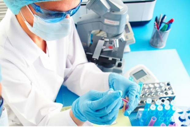 Badania realizowane przez Warsaw Genomics w ramach Ogólnopolskiego Programu Oceny Ryzyka Zachorowania na Raka "BadamyGeny.pl" pomagają całościowo określić ryzyko pojawienia się raka (fot. archiwum) Przebadają Polaków pod kątem ryzyka zachorowalności na raka?