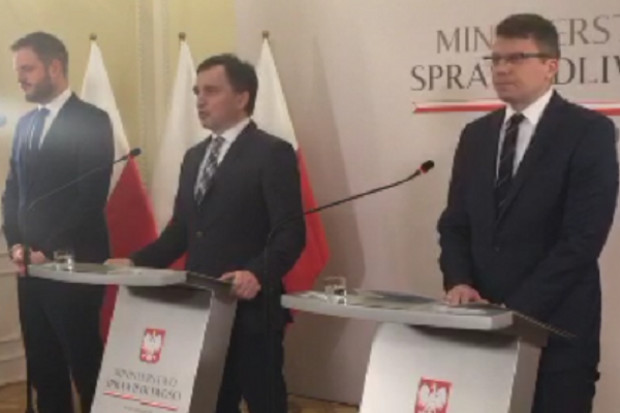 Wiceminister sprawiedliwości, Marcin Warchoł: - Ten proceder był możliwy dzięki dziurawemu prawu, które w żaden sposób nie ograniczało zbywania przez apteki tych leków do hurtowni, a następnie były one transferowane za granicę (fot. archiwum) Nielegalny transfer leków poza granice będzie zagrożony karą od 3 miesięcy do 5 lat