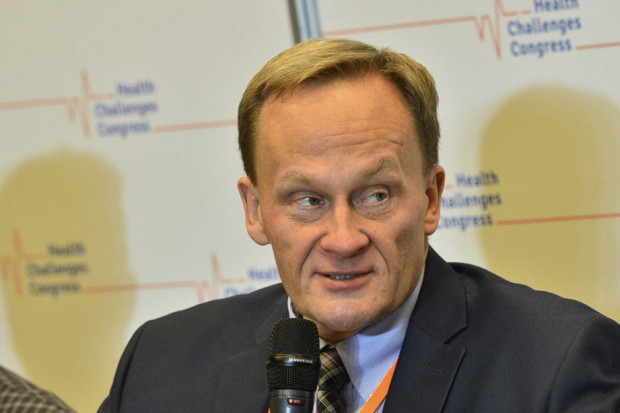 Choroba Fabry'ego to jedna z chorób spichrzeniowych, która zaczyna się wraz z urodzeniem, natomiast jej skutki są widoczne stopniowo wraz z upływem lat (fot. PTWP) Ekspert: żadna z nowych terapii nie jest refundowana