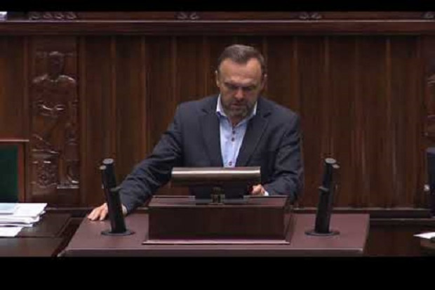 Cieszę się, że na nasz wniosek, który złożyliśmy jako wniosek mniejszości, została wprowadzona poprawka, która zlikwiduje pewien patologiczny zapis powodujący nierówność podmiotów - mówi poseł Rajmund Miller *fot. YT) Sprzedaż wysyłkowa: to mogła być ścieżka wywozu leków