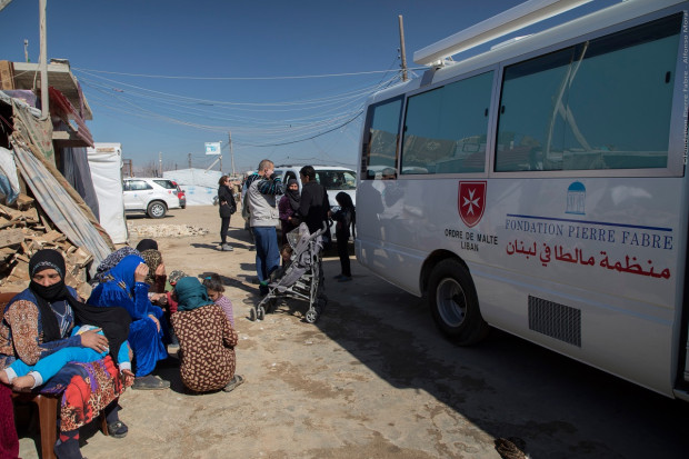 W 2016 roku Zakon Maltański i Fundacja Pierre Fabre utworzyły w Dolinie Bekaa mobilny punkt pomocy medycznej (MMU - Mobile Medical Unit) - autobus przekształcony w gabinet lekarski i aptekę, na pokładzie którego pracują lekarz i dwie pielęgniarki (fot. Alfonso Moral) Pierre Fabre: nasza praca nie przekłada się tylko na wyniki finansowe. Pomagamy innym
