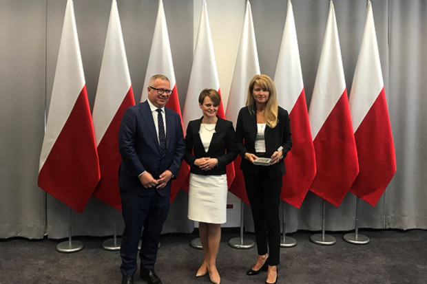Uroczystość przyznania medali odbyła się 8 maja 2019 roku w Ministerstwie Przedsiębiorczości i Technologii. Odznaczenia wręczyła minister Jadwiga Emilewicz (fot. archiwum) Właściciele polskiej firmy farmaceutycznej odznaczeni medalem