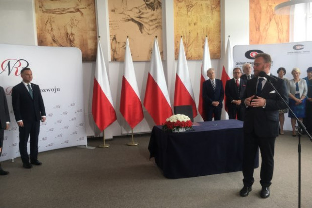 W poniedziałek (20 maja) w Centrum Onkologii - Instytutu im. Marii Skłodowskiej-Curie prezydent Andrzej Duda złożył podpis pod ustawą o Narodowej Strategii Onkologicznej (fot. @MinZdrowia) MZ: wreszcie będziemy mieli nasz polski "cancer plan"